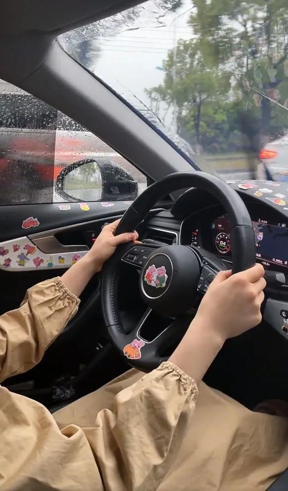 轻松一刻：人不努力就会像他们一样，1根薯条2人抢