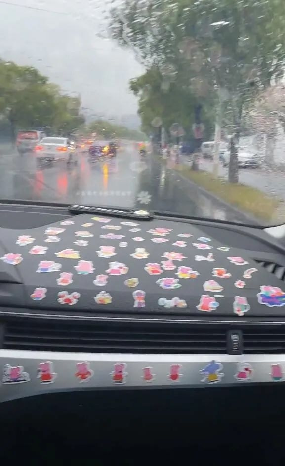 轻松一刻:人不努力就会像他们一样,1根薯条2人抢 轻松一刻:人不努力就会像他们一样,1根薯条2人抢