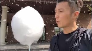 轻松一刻:人不努力就会像他们一样,1根薯条2人抢 轻松一刻:人不努力就会像他们一样,1根薯条2人抢