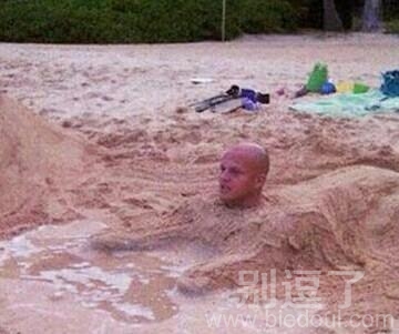 第一次堆沙堡，把自己堆里面了