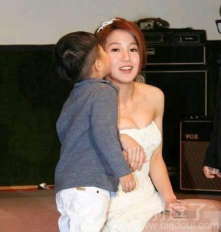 这是谁家孩子呢？