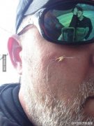 一哥们陪女朋友去钓鱼