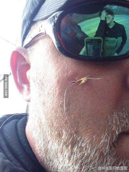 一哥们陪女朋友去钓鱼