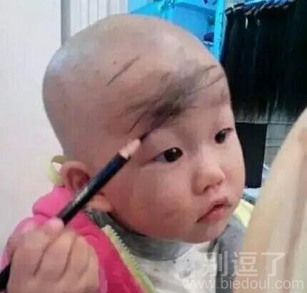 这孩子从小就这么爱美 这孩子从小就这么爱美