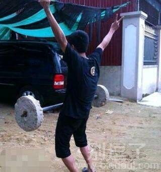 哥们这样举重,你女友高兴坏了吧 哥们这样举重,你女友高兴坏了吧