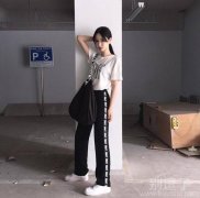 在旧仓库拍写真的美少女