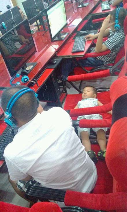 小孩子与大人们的互动图片