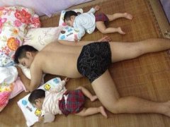小孩子与大人们的互动图片