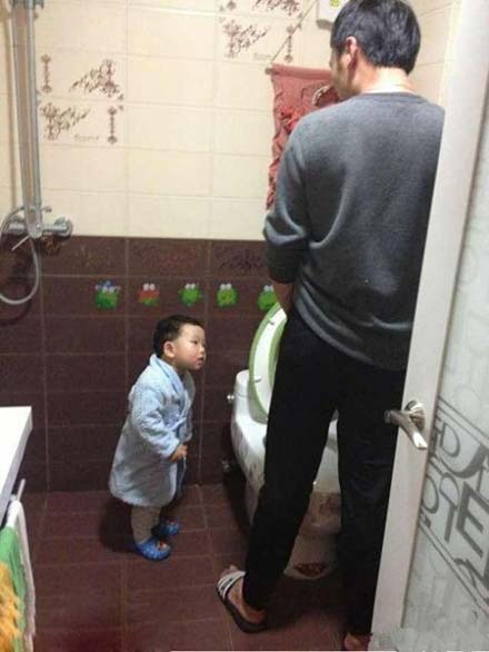 小孩子与大人们的互动图片
