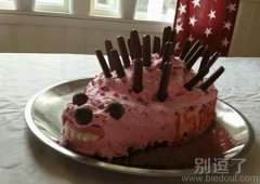 一个奇怪的蛋糕。