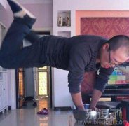 正在揉面的男人。