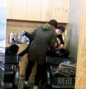 给孩子洗头的人。