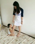 一个搞笑的小孩。 一个搞笑的小孩。