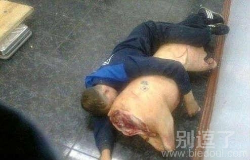 怀中情人遭斩首,醉酒男昏睡不知 怀中情人遭斩首,醉酒男昏睡不知