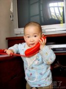 这是在跟妈妈打电话呢吧