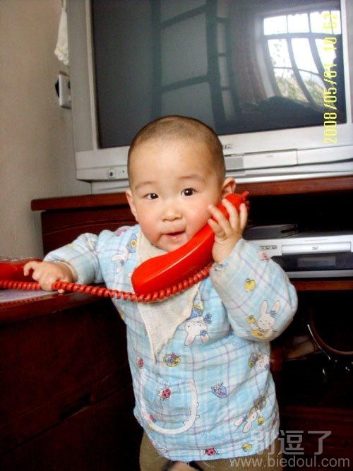 这是在跟妈妈打电话呢吧 这是在跟妈妈打电话呢吧