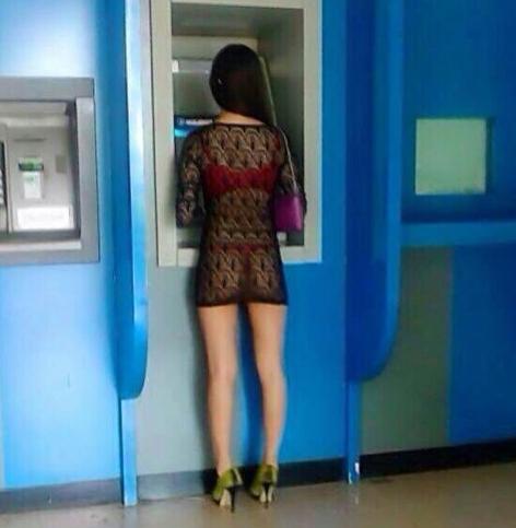 美女,天气有这么热嘛 美女,天气有这么热嘛