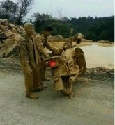 可以确定这是刚从泥潭里出来的