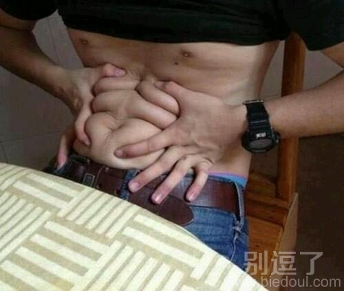 正在玩自己肉肉的人。
