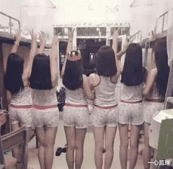 女同学在宿舍和她的室友们一起合照,让我从这几个人里面挑一个做女朋友,哈哈哈 女同学在宿舍和她的室友们一起合照,让我从这几个人里面挑一个做女朋友,哈哈哈