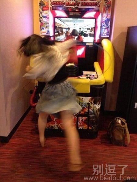 这姑娘玩的癫狂了 这姑娘玩的癫狂了