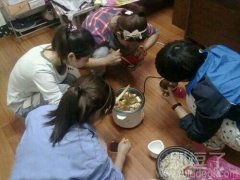 我们一起吃火锅。 我们一起吃火锅。