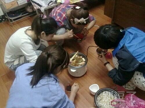 我们一起吃火锅。 我们一起吃火锅。