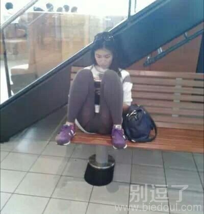 姑娘，在外面矜持点行不。。。