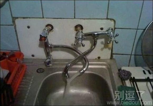 一个搞怪的水龙头。 一个搞怪的水龙头。