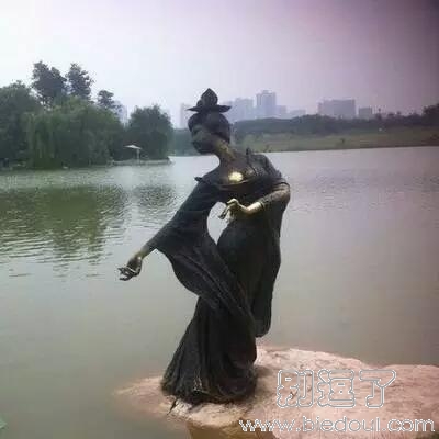 连个雕像都不放过 连个雕像都不放过