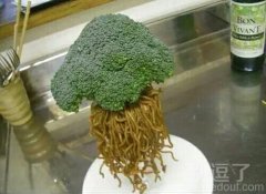 老板你至少把西兰花灼一下再拿出来好吧