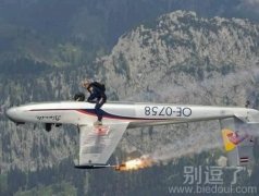 一个坐着飞机的男人。