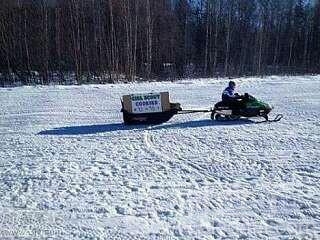 拉着快递的人。。