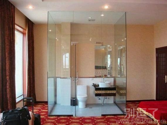 一个透明的厕所。 一个透明的厕所。