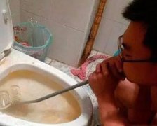 蹲马桶边上吹泡泡的哥们