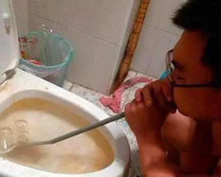 蹲马桶边上吹泡泡的哥们