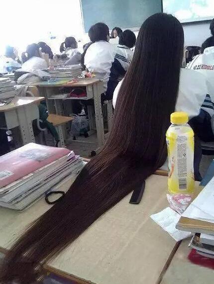 教室里的长发美女