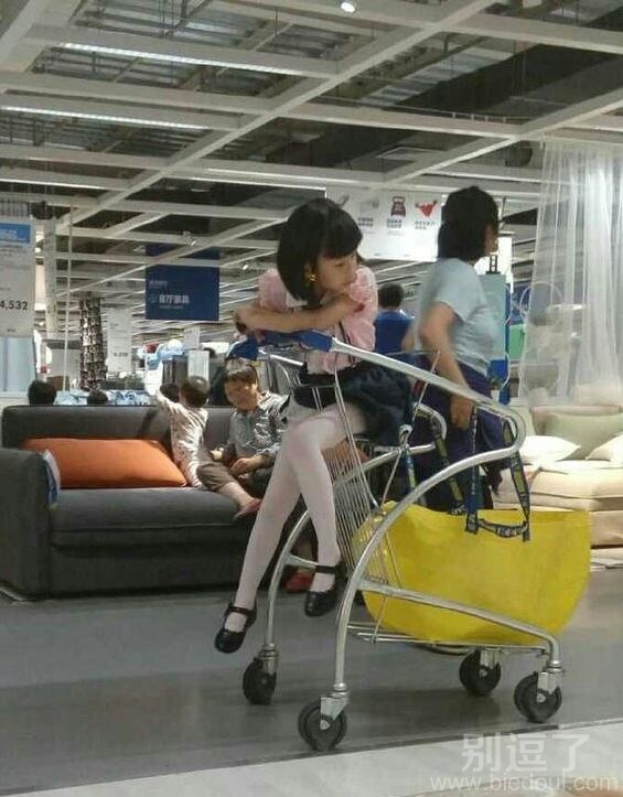 在推车上的妹子。 在推车上的妹子。