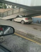 撞了墙的车子。。 撞了墙的车子。。