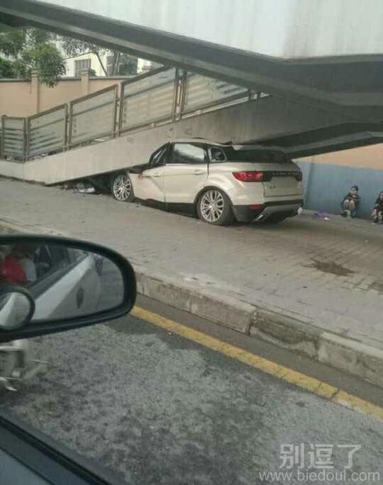 撞了墙的车子。。