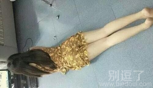 姑娘,这样躺地上不怕冷? 姑娘,这样躺地上不怕冷?