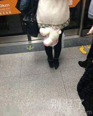 连个布娃娃都不放过吗