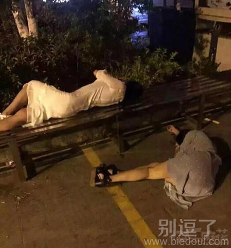 大晚上的,这两妹纸是要干啥啊 大晚上的,这两妹纸是要干啥啊