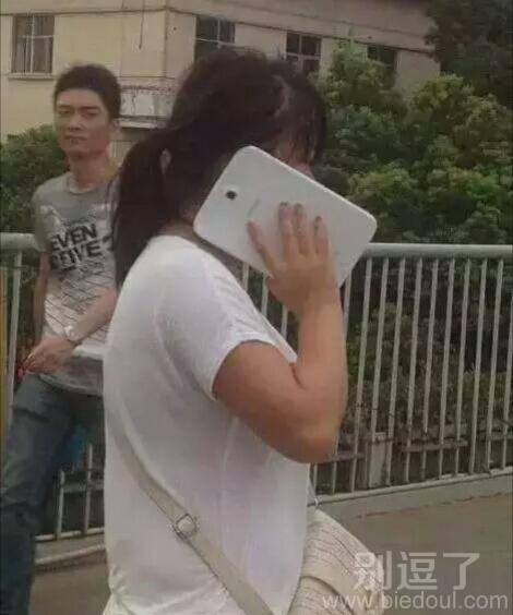 脸大的妹子就需要这样的手机 脸大的妹子就需要这样的手机