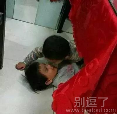 这孩子越来越早熟了