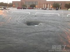 好可怕的马路。。 好可怕的马路。。