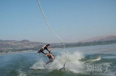 冲浪冲着就被浪冲了 冲浪冲着就被浪冲了