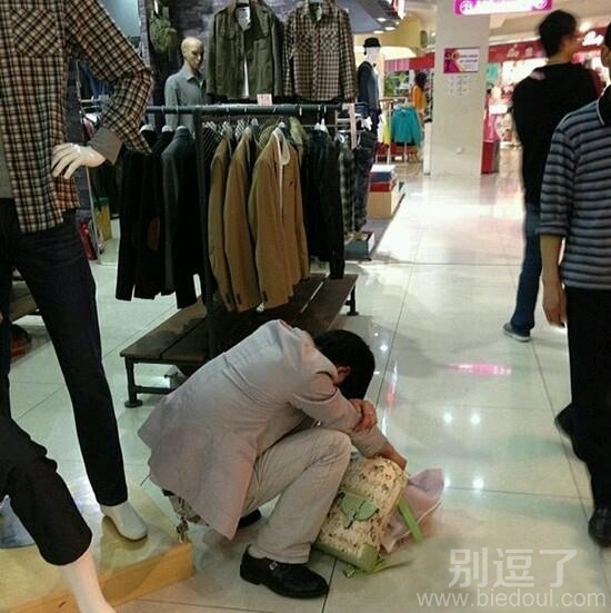 一个正在睡觉的大哥 。