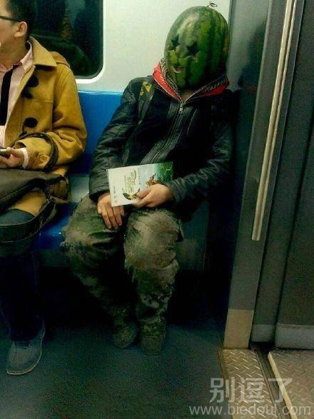 近日，这名男子头戴西瓜皮