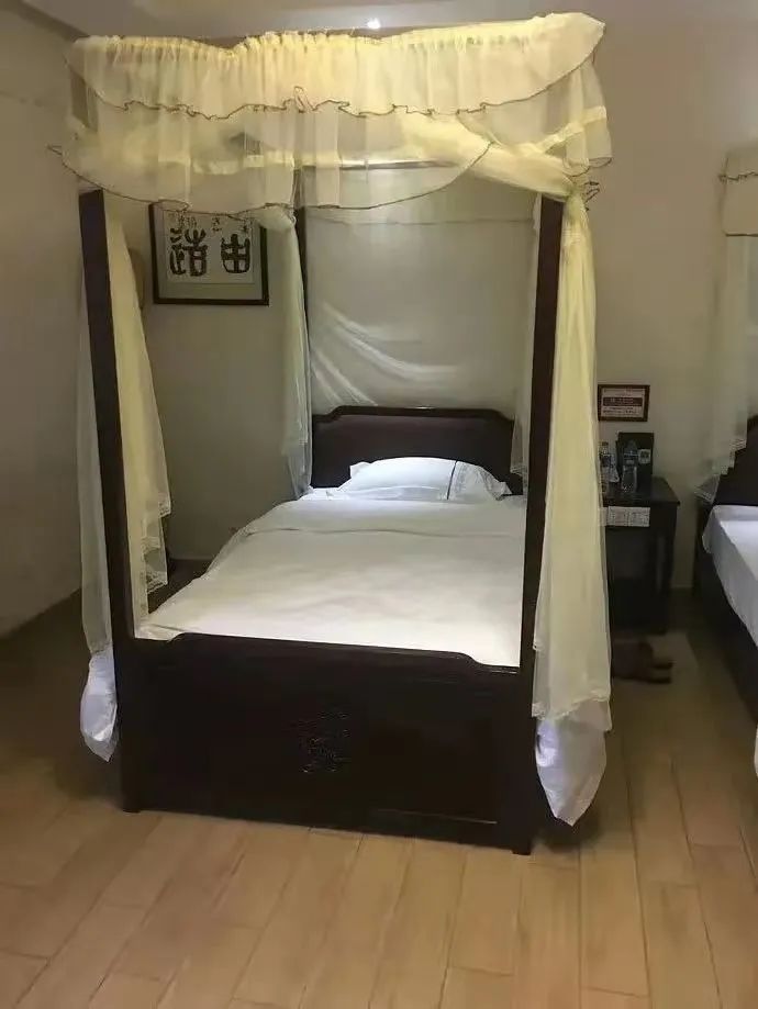 男友花8k在网上订了一间情侣酒店,打开房门吓哭了!哈哈哈这床太刺激了! 男友花8k在网上订了一间情侣酒店,打开房门吓哭了!哈哈哈这床太刺激了!